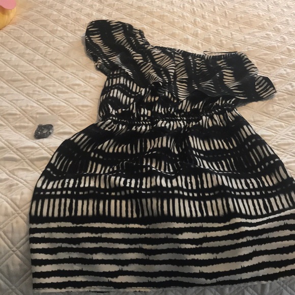 Express printed dress with ruffle on top - Picture 2 of 2